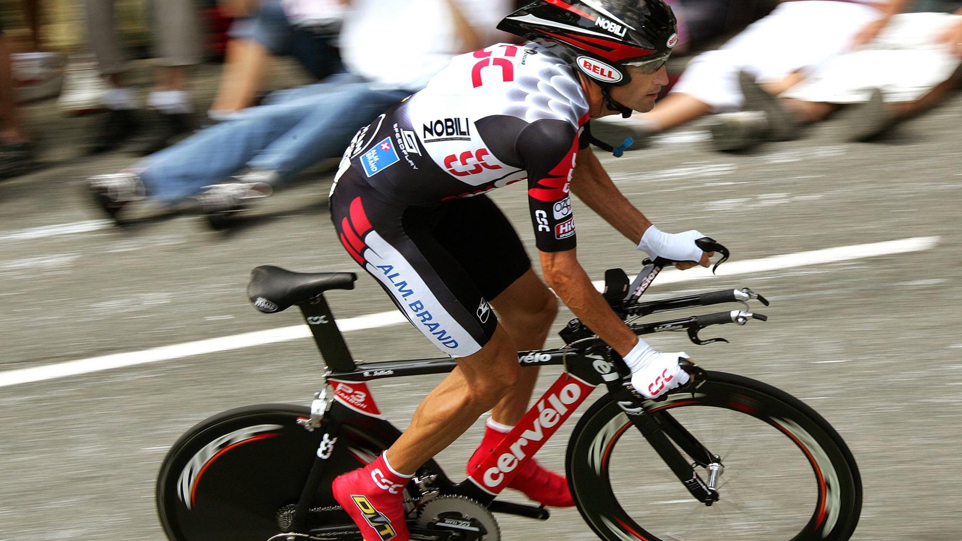 2019年总决赛第4场：库里在第一节就投进连续两个长距离三分，开启“火力模式”